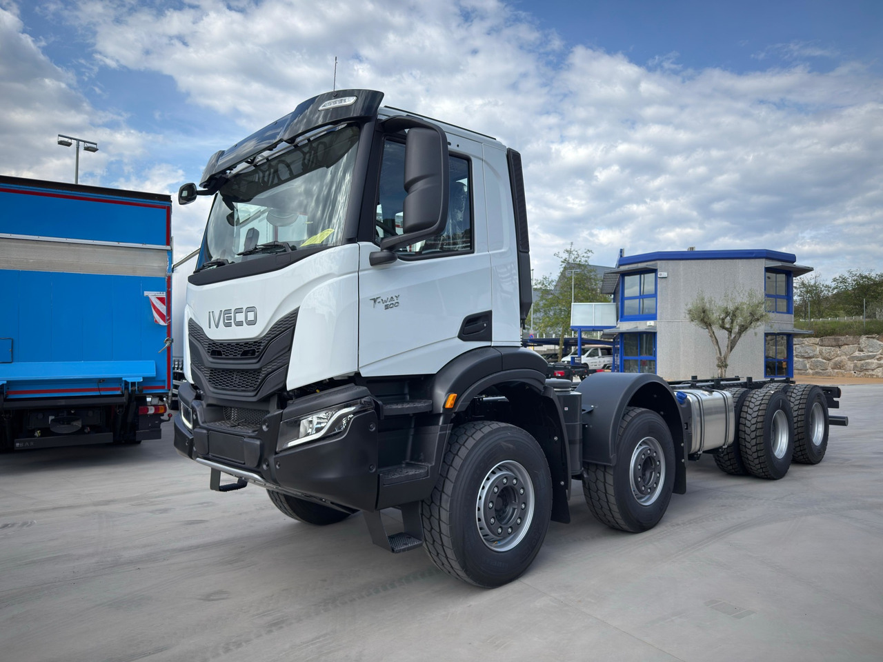 IVECO AD410T50 T-WAY 8x4 E6 (Chassis) - Fahrgestell LKW: das Bild 1 IVECO AD410T50 T-WAY 8x4 E6 (Chassis) - Fahrgestell LKW: das Bild 1