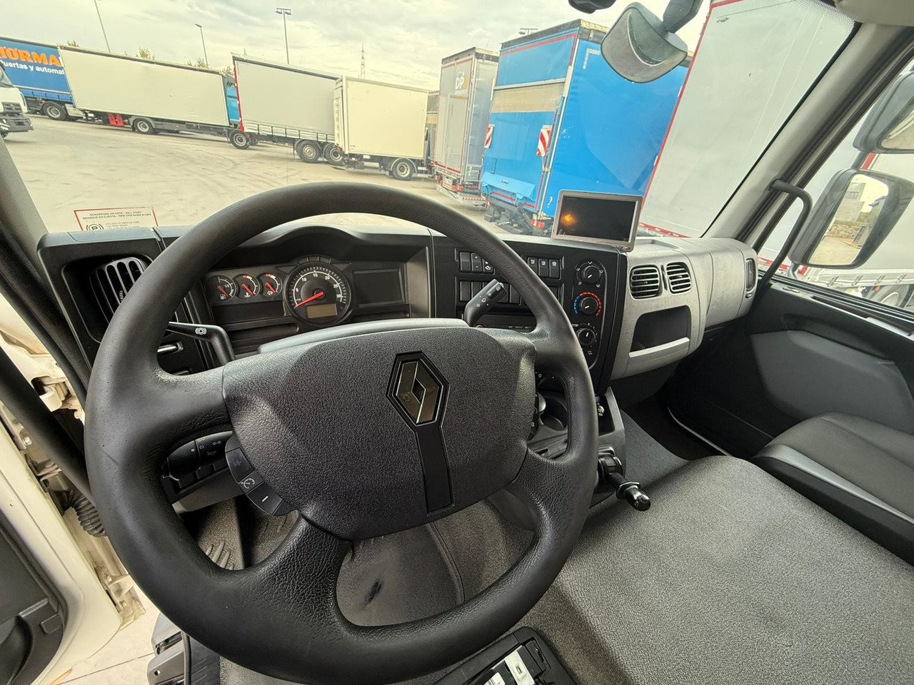 RENAULT D12.240 E6 (Tauliner) - Plane LKW: das Bild 5 RENAULT D12.240 E6 (Tauliner) - Plane LKW: das Bild 5
