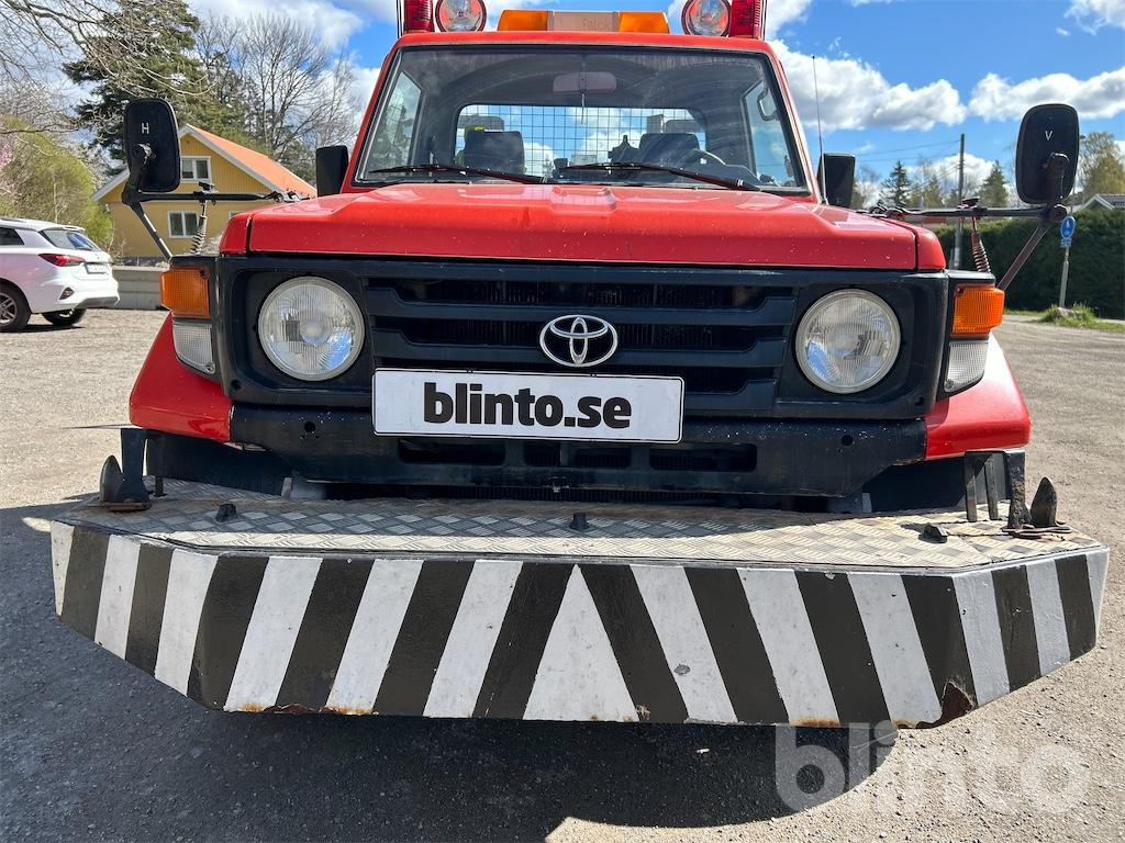 Abschleppwagen Garagebärgare / TOYOTA LAND CRUISER 70 P: das Bild 14