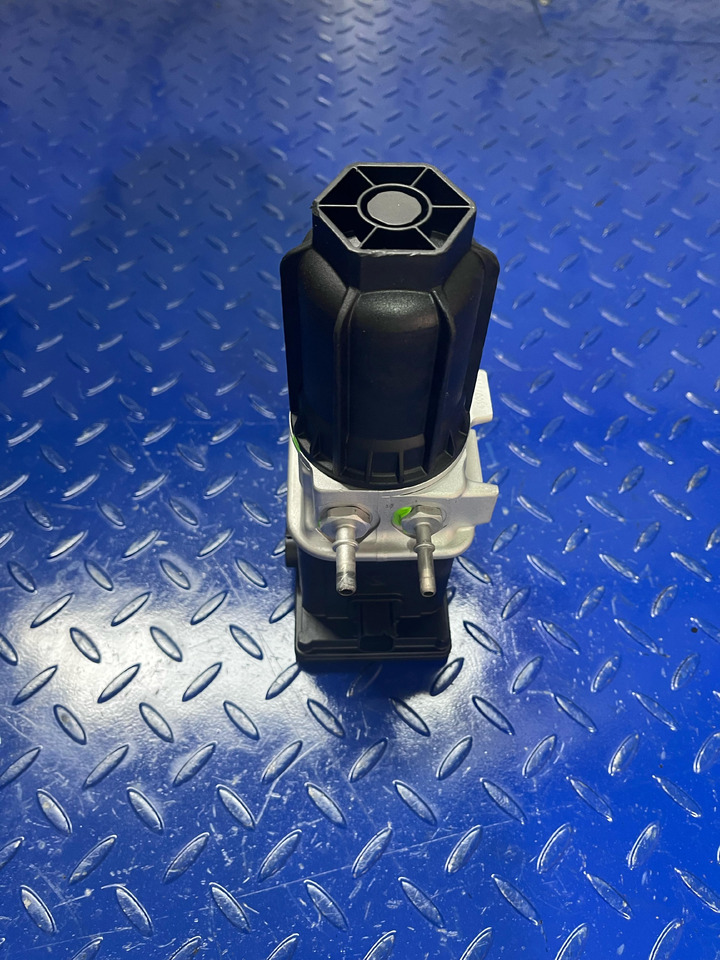 Mercedes Benz Actros MP4 Adblue Pump Euro 6 - Auspuff/ Abgasanlage für LKW: das Bild 1 Mercedes Benz Actros MP4 Adblue Pump Euro 6 - Auspuff/ Abgasanlage für LKW: das Bild 1