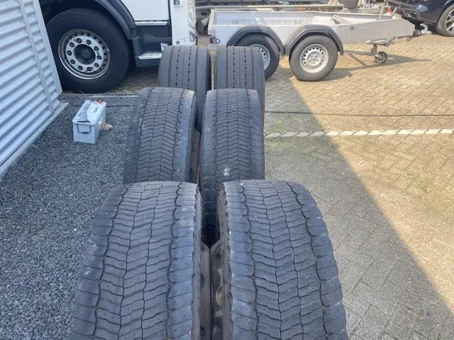 Michelin 355/50x22,5 - 2 stuks en 295/60x22,5 - 4 stuks - Reifen für LKW: das Bild 4 Michelin 355/50x22,5 - 2 stuks en 295/60x22,5 - 4 stuks - Reifen für LKW: das Bild 4