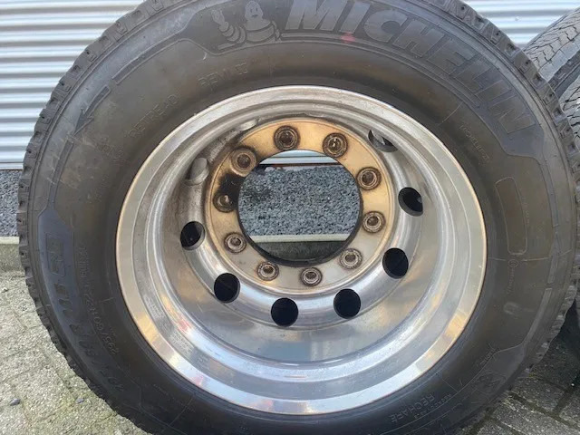 Michelin 355/50x22,5 - 2 stuks en 295/60x22,5 - 4 stuks - Reifen für LKW: das Bild 3 Michelin 355/50x22,5 - 2 stuks en 295/60x22,5 - 4 stuks - Reifen für LKW: das Bild 3