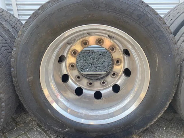 Michelin 355/50x22,5 - 2 stuks en 295/60x22,5 - 4 stuks - Reifen für LKW: das Bild 2 Michelin 355/50x22,5 - 2 stuks en 295/60x22,5 - 4 stuks - Reifen für LKW: das Bild 2